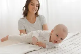 当宝宝出现3种表现时，说明可以翻身了，宝妈注意引导和安全防范图片