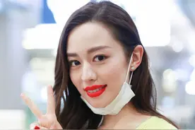 吉娜太任性！穿“无痕衣”大胆出行，凹凸身材完全藏不住图片
