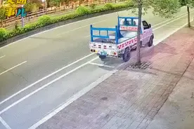 看动图得警示：骑车上路别走神，分心一秒大祸临头图片