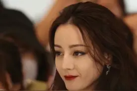 迪丽热巴包臀裙亮相，身材火辣状态佳，曾向热巴求婚男子也在现场图片