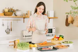 妈妈给孩子做早饭，被邻居敲门怒怼：没钱你养什么孩子图片