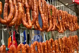 姥姥卖30年香肠，灌香肠的秘方今天被公开了，爱吃香肠的要收藏喽图片