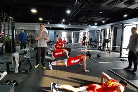 中国男篮天才内线！17岁2米22获小姚明美誉，他让詹姆斯欢忻鼓舞图片
