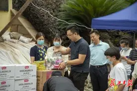 不到十分钟被蚊子咬十几个包，商贸企业为防汛人员送来“巡堤第三宝”图片