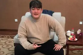 真接地气！赵本山儿子赵一楠吃盒饭抽十元烟图片