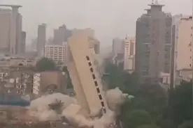 1100发雷管和72公斤炸药，郑州一大楼轰然倒塌图片