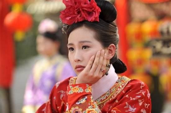 马尔泰·若曦是经典清穿剧《步步惊心》的女主人公,她原本是现代社会