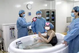 为什么越来越多的产妇选择水中分娩，好处和坏处了解全再做决定图片