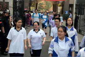 让人“又爱又恨”的北京卷，有人出考场就哭，有人提前半小时交卷图片