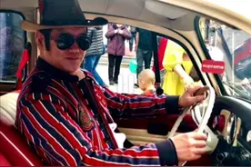 哈尔滨大叔，从工人变成演员，娶小30岁外国美女当老婆，凭啥？图片