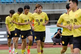 励志！他是首位留洋西亚联赛的中国球员，将少数民族足球发扬光大图片