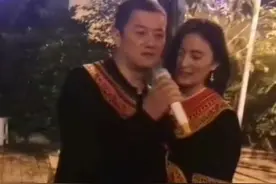 50岁李亚鹏罕秀恩爱！与女友低声耳语好亲密，无惧19岁年龄差图片