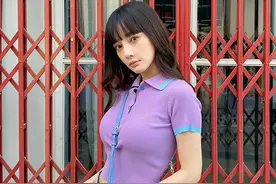 李小璐40岁又如何？露脐T恤配短裤秀身材，配上齐刘海太减龄图片