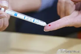 碰到HIV/艾滋病毒感染者的血，会被传染吗？图片