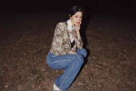 欧阳娜娜成新晋带货女王，印花外套配娃娃领衫，复古风格又甜又酷图片