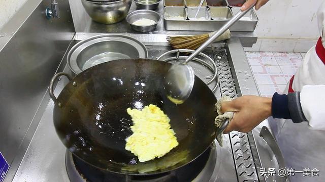 厨师长教你家常洋葱炒鸡蛋，鸡蛋嫩滑，洋葱爽脆，比饭店做的好吃