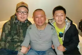 被烧饼作品感动，烧饼哭与孟鹤堂哭，他俩一对比让人笑出声图片