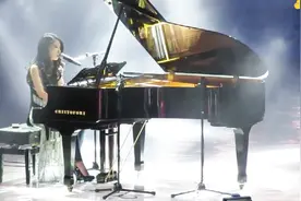 曲婉婷翻唱左小《我不能悲伤地坐在你身旁》，两首歌你更喜欢哪首视频封面