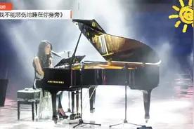 曲婉婷翻唱左小《我不能悲伤地坐在你身旁》，两首歌你更喜欢哪首视频封面