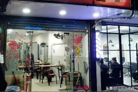 上海阿姨炸猪排20年，涨到20元一块，环境脏破乱客人也一路追随图片