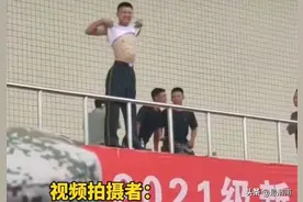 湖南一高校军训教官晒腹肌，引得女生尖叫，有博美人芳心之意？图片