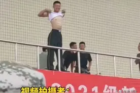 湖南一高校军训教官晒腹肌，引得女生尖叫，有博美人芳心之意？图片