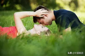 亲家生病，岳父母拿退休金旅游，女婿打来电话，岳父母：马上离婚图片