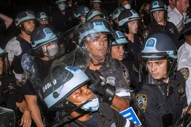 不解之谜：游行群众问，纽约街头防暴的警察为什么就是不戴口罩？图片