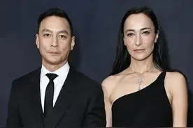 吴彦祖老婆气质真好，穿斜肩小黑裙优雅大气，牵手老公超有夫妻相图片