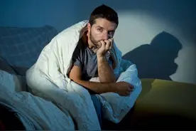 突然凌晨两三点醒来，究竟是怎么回事？4个原因，很少人重视过图片