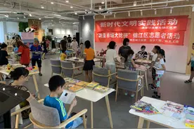 团区委：“小老板”卖力吆喝 跳蚤市场欢乐多图片