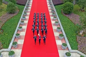 “擎”起崇高信仰 激扬爱国情怀——市消防救援支队组建贵港市国旗护卫队纪实图片