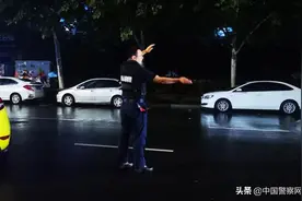 特警小哥雨夜下班偶遇事故现场，秒换特战马甲疏导交通！图片