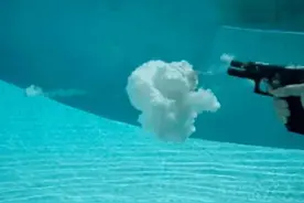 部队横渡过河时，枪和子弹不怕水吗？图片