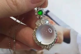 犹如明月挂空中，闪耀光芒亮夜空——翡翠蛋面《宝光氤氲》鉴赏图片