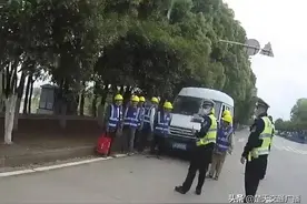 沌口严查超员：交警用大喇叭喊话高架桥上疑似超员面包车图片