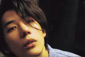 二十不惑：四姐妹背后的男生，怼脸拍都是睫毛精，差点没认出他图片