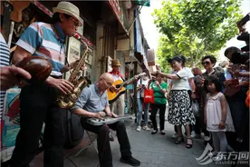 一场没有宣传却人气爆满的马路音乐会“海上修琴师”献上搬迁前的谢幕演出图片
