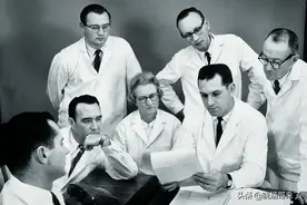 三胞胎实验，出生就被分开放入不同的家庭，后来的人生有何不同？图片