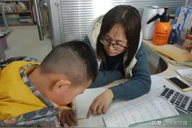 新学期开学，老师最头疼的事情发生了，班里来了两个零分转校生图片