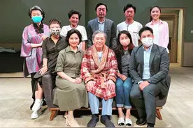 四胎实锤？郭晶晶正面全身照曝光变圆润，踩香奈儿平底鞋肚子明显图片