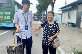 宁波83岁奶奶连续3年给公交车司机送好吃的！这个夏天，她又来了图片