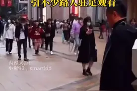 稀奇！上海街头竟有人遛机械狗！遛狗也这么内卷了？图片
