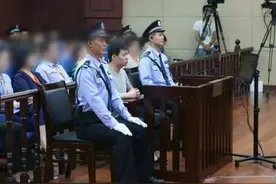 刺死辱母者于欢减刑4个月出狱回家：终于摸到妈妈，真实感特别强烈；承认案发时有点冲动，求妈妈不要责怪图片