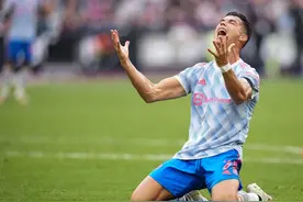 这求胜欲？曼联被判点C罗蹲地祈祷！94分钟冲刺反击图片