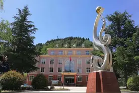 窄口精神映初心图片