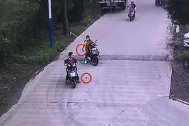 美团小哥晚高峰上演“疯狂的石头”追着前方祖孙俩扔石头被行政拘留图片