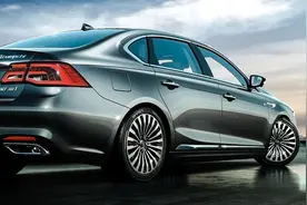 5米豪华轿车降至13万！车内带冰箱，质感不输奔驰却生不逢时！视频封面