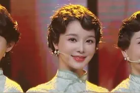 央视9位主持穿旗袍亮相！朱迅C位张蕾富态，新主持崔爽美貌抢风头图片