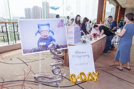 “这是要继承王位？”家长给宝宝办百日宴，网友：贫穷限制了想象图片